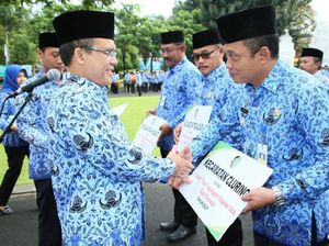 Beri Penghargaan, Bupati Anas Ajak Birokratnya Terus Kerja Keras