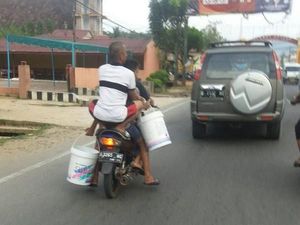 Ada-ada Saja, Naik Motor Kok Jongkok!