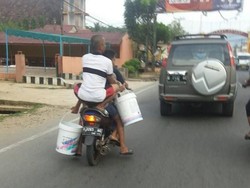 Ada-ada Saja, Naik Motor Kok Jongkok!