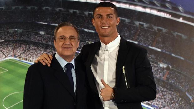 Real Madrid's Portuguese forward Cristiano Ronaldo (R) and club president Florentino Perez pose during the official presentation of Ronaldo's contract renewal, in the presidential box at the Santiago Bernabeu stadium in Madrid on November 7, 2016. Real Madrid and Cristiano Ronaldo have agreed an extension to the player's contract, keeping him at the club until the 30th of June 2021. / AFP PHOTO / GERARD JULIEN