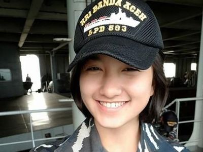 Foto: Pesona Dina Abharina, Tentara Cantik Bikin Pria Rela Ditembak