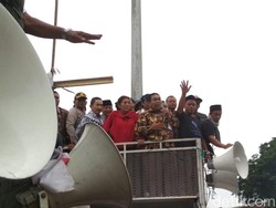 Temui Pendemo Cantrang, Susi Naik Mobil Komando