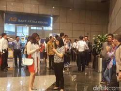 Karyawan Antre Ambil Barang yang Tertinggal Saat Selasar BEI Ambruk