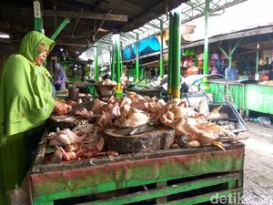Pedagang Ayam di Pasar Sepanjang Berjualan, Ini Harganya