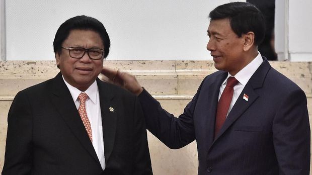 Menkopolhukam sekaligus Ketua Dewan Pembina Partai Hanura Wiranto (kanan) tengah berseteru dengan OSO (kiri) terkait kegagalan di Pileg 2019. 