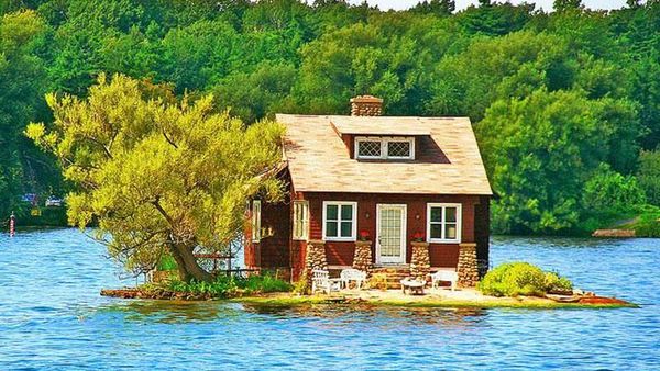 Masuk Rumah Ini Harus Panjat Tebing Hingga Seberangi Sungai