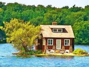 Masuk Rumah Ini Harus Panjat Tebing Hingga Seberangi Sungai