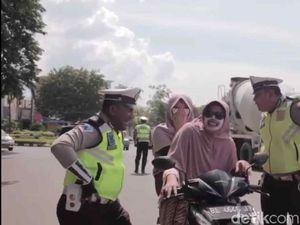 Aksi Polantas di Aceh Ingatkan Pelanggar dengan Lagu Tak Tun Tuang