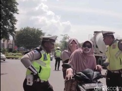 Aksi Polantas di Aceh Ingatkan Pelanggar dengan Lagu Tak Tun Tuang