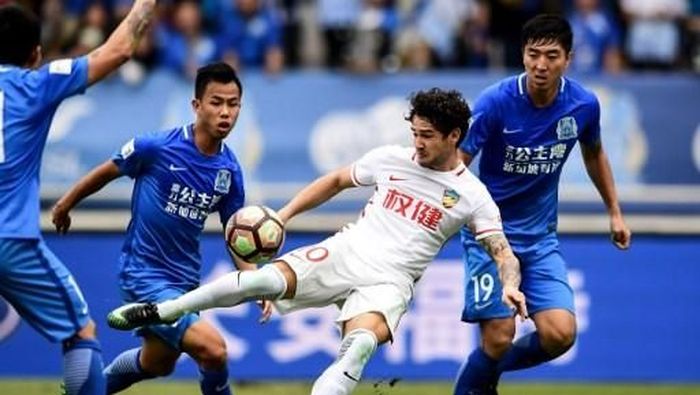 Pato sedang beraksi bersama Tianjin Quanjian (AFP / STR) Pato sedang beraksi bersama Tianjin Quanjian (AFP / STR)