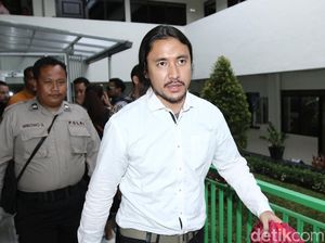 Ello Terlihat Manggung, Sudah Bebas? Ello Terlihat Manggung, Sudah Bebas?