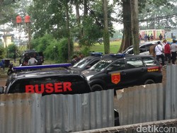 Polisi Berjaga di Dekat Gedung Eks TPI