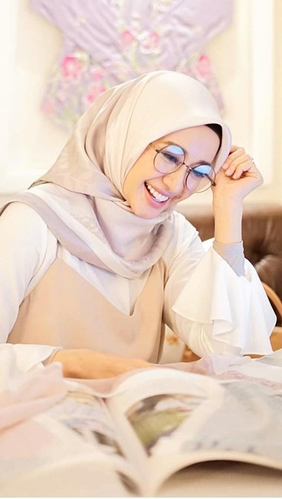 Laudya Cynthia Bella menggunakan scarf motif miliknya. Foto: Instagram Laudya Cynthia Bella menggunakan scarf motif miliknya. Foto: Instagram