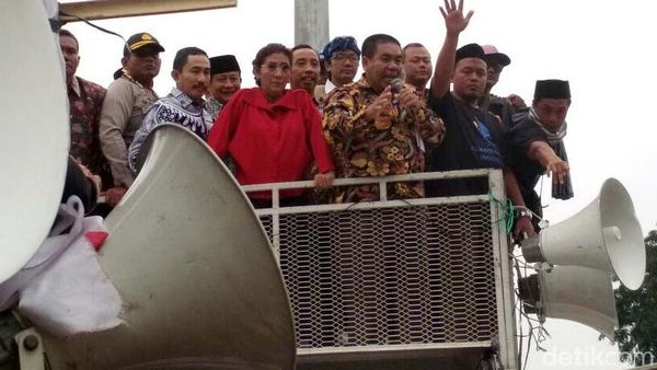 Temui Pendemo Cantrang, Susi Naik Mobil Komando