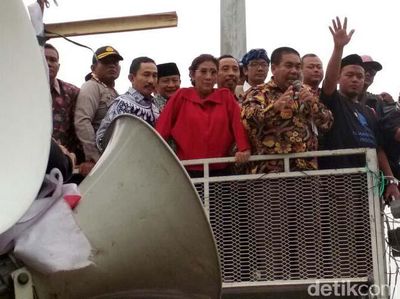Temui Pendemo Cantrang, Susi Naik Mobil Komando