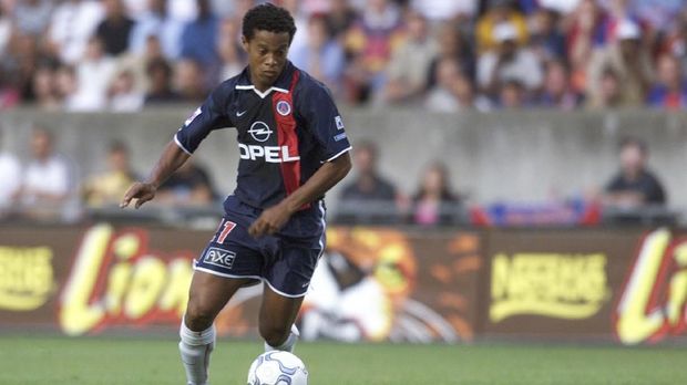 Penampilan gemilang Ronaldinho bersama Paris Saint-Germain mengundang minat Manchester United.