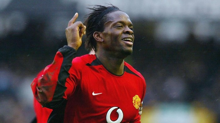 LIVERPOOL, ENGLAND - FEBRUARY 7:  Luis Saha of Manchester United celebrates scoring during the FA Barclaycard Premiership match between Everton and Manchester United at Goodison Park on February 7, 2004 in Liverpool, England.  (Photo by Ben Radford/Getty Images)