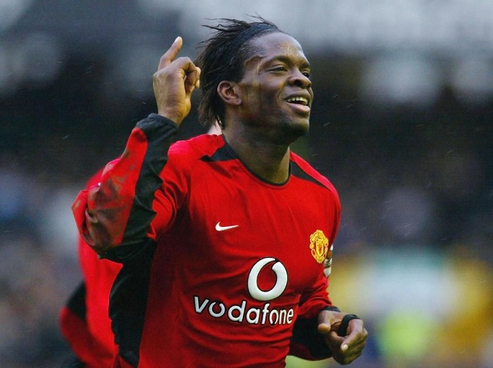 LIVERPOOL, ENGLAND - FEBRUARY 7:  Luis Saha of Manchester United celebrates scoring during the FA Barclaycard Premiership match between Everton and Manchester United at Goodison Park on February 7, 2004 in Liverpool, England.  (Photo by Ben Radford/Getty Images)