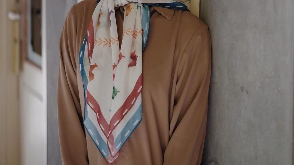 Inspirasi Gaya Antimainstream Pakai Scarf Motif dari 8 Selebgram Hijab