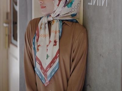 Inspirasi Gaya Antimainstream Pakai Scarf Motif dari 8 Selebgram Hijab