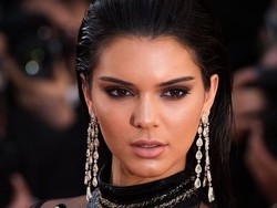 Kendall Jenner Pose Tanpa Busana, Netizen Salah Fokus ke Jari Kakinya