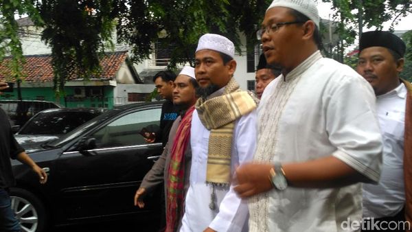 Foto: Ustaz Zulkifli Datangi Polisi Bareng Massa Alumni 212