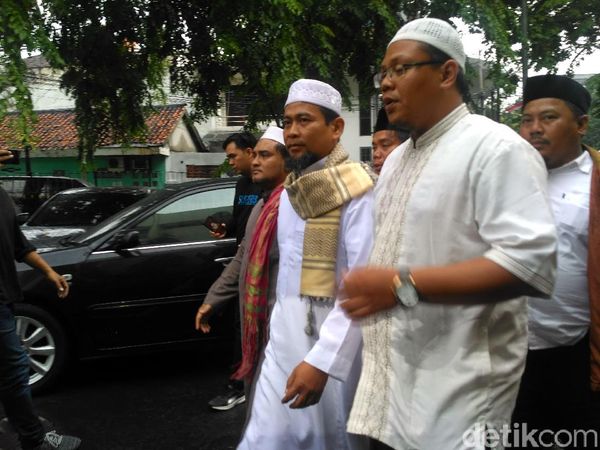 Foto: Ustaz Zulkifli Datangi Polisi Bareng Massa Alumni 212