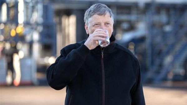 Aksi Bill Gates Minum Kotoran Manusia Hingga Tebus Utang Negara