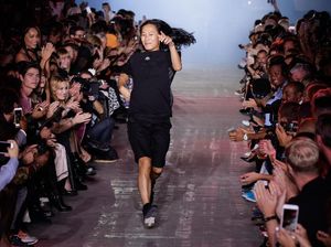Giliran Alexander Wang Setop Pamer Koleksi di New York Fashion Week