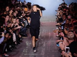 Giliran Alexander Wang Setop Pamer Koleksi di New York Fashion Week