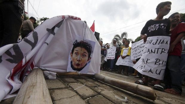Aksi demonstrasi nelayan di depan Kantor Dinas Kelautan dan Perikanan Lampung, Selasa (9/1).