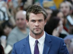 Duh, Muka Chris Hemsworth Kena Api Lilin Kue Ulang Tahunnya