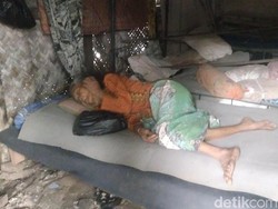 Kisah Mur, Nenek Sebatang Kara yang Tinggal di Gubuk Cirebon