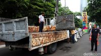 Beton Pembatas di Jalan Asia Afrika Dibongkar
