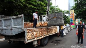 Beton Pembatas di Jalan Asia Afrika Dibongkar