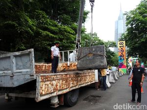 Beton Pembatas di Jalan Asia Afrika Dibongkar