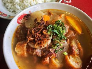 Sluurp! Enaknya Buka Puasa dengan Soto Mie Berkuah Gurih Plus Risol Renyah