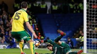 Angus Gunn berhasil mengamankan gawangnya. David Klein/Reuters.