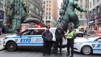Lucu! Pria Ini Ajak Godzilla Travelling