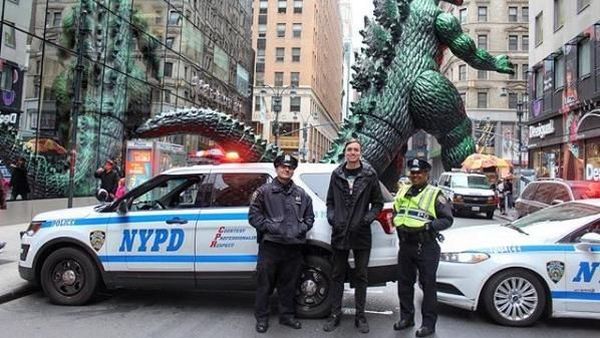 Lucu! Pria Ini Ajak Godzilla Travelling