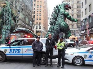Lucu! Pria Ini Ajak Godzilla Travelling