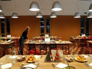 Bantu Orang Tak Mampu, Chef Massimo Bottura Bikin Dapur Umum Berkonsep Restoran Bantu Orang Tak Mampu, Chef Massimo Bottura Bikin Dapur Umum Berkonsep Restoran