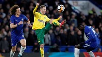 James Maddison berusaha melewati David Luiz dan Tiemoue Bakayoko. David Klein/Reuters.