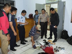 Puluhan Ponsel Disita Petugas Dalam Razia di Lapas Nusakambangan