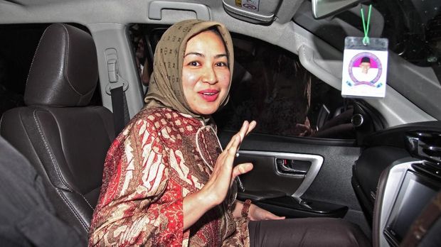Ketua Asosiasi Pemerintah Kota Seluruh Indonesia (Apeksi) Wali Kota Tangerang Selatan Airin Rachmi Diany memasuki kendaraan seusai melakukan audensi, di gedung KPK, Jakarta, Kamis (18/1).APEKSI dan KPK menyatakan sepakat memperkuat pencegahan korupsi melalui program APIP (Aparat Pengawas Internal Pemerintah), terkait banyak kepala daerah terlibat dalam kasus korupsi. ANTARA FOTO/Reno Esnir/ama/18.