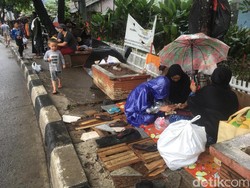Hujan Reda, Para Pencari Suaka di Kalideres Kembali Tempati Trotoar