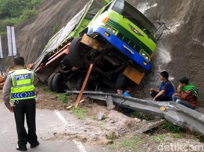 Truk Bermuatan Balok Kayu Terguling di Nagreg