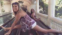 Foto Orang-orang yang Iseng Split di Atas Escalator