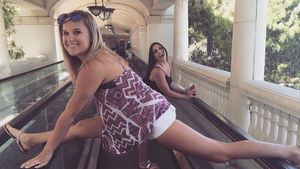 Foto Orang-orang yang Iseng Split di Atas Escalator