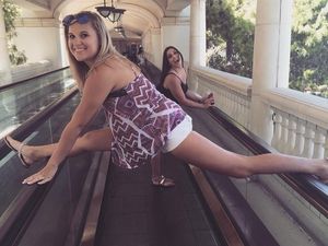 Foto Orang-orang yang Iseng Split di Atas Escalator